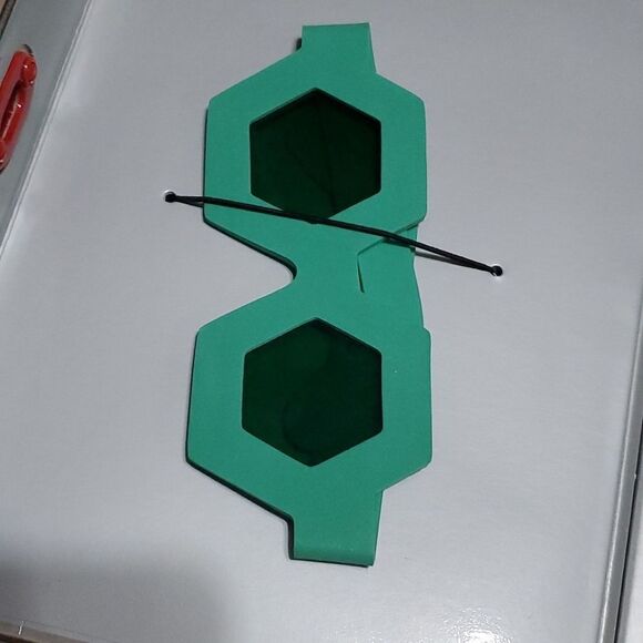 WIZARD OF OZ MASKS, BOOK, EMERALD CITY GLASSES & KEEPSAKE TINMAN BOX 1998, & DVD - Picture 4 of 16